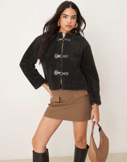 Chaqueta negra con detalle de hebilla de borreguito de ASOS DESIGN, 2 de 4