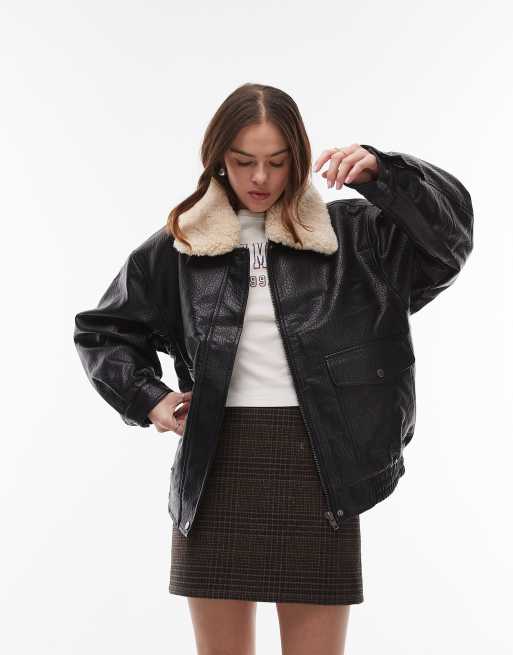 Chaqueta negra de corte abombado de cuero sintético con cuello de borreguito desmontable de Topshop