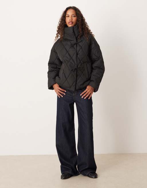 Chaqueta negra guateada con detalle de lazadas y cuello alto de VILA, 2 de 4