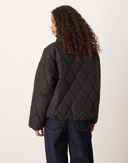 Chaqueta negra guateada con detalle de lazadas y cuello alto de VILA, 3 de 4