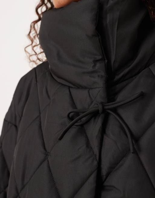 Chaqueta negra guateada con detalle de lazadas y cuello alto de VILA, 4 de 4