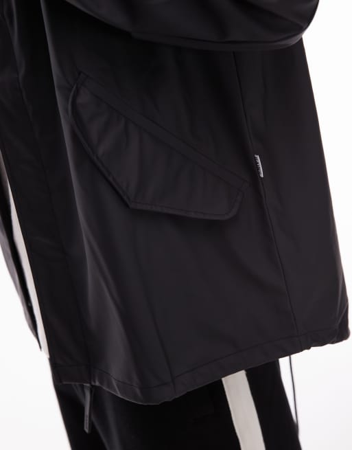 Chaqueta negra impermeable con abertura en la parte trasera 18010 de Rains, 2 de 4