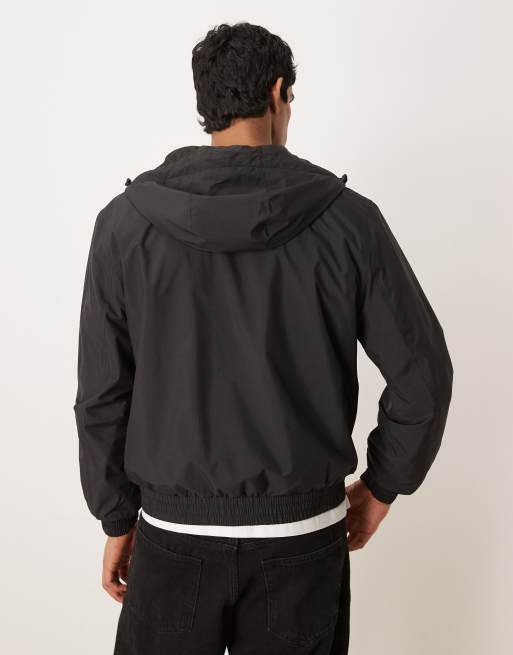 Chaqueta negra impermeable con capucha de tejido antidesgarros de Calvin Klein Jeans, 3 de 5