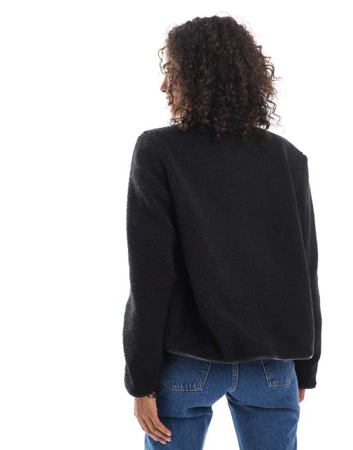 Chaqueta negra ligera con diseño en contraste de tejido efecto peluche de Vero Moda, 2 de 4