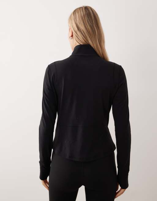 Chaqueta negra sin costuras con cremallera de tejido suave de ARKET (parte de un conjunto), 2 de 4
