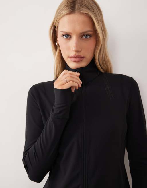 Chaqueta negra sin costuras con cremallera de tejido suave de ARKET (parte de un conjunto), 3 de 4