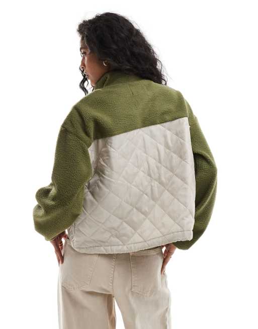Chaqueta polar caqui y crema con bolsillo con estampado de leopardo de tejido tipo peluche de ONLY Curve, 3 de 4