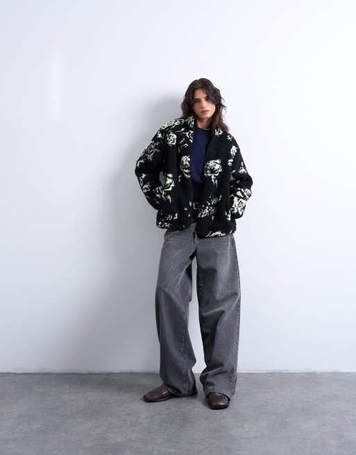 Chaqueta polar monocromático con estampado floral de borreguito de Topshop, 2 de 4