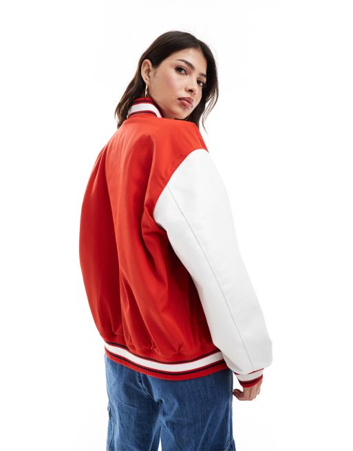 Chaqueta rojo carmesí intenso de estilo universitario de Tommy Jeans, 2 de 4