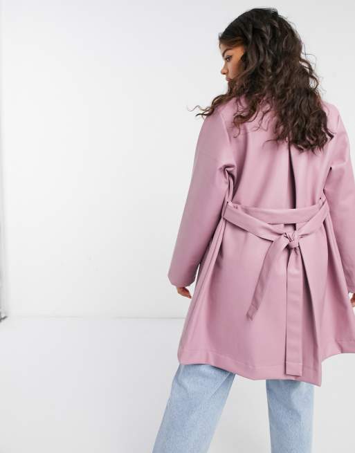Chaqueta rosa con cinturón de charol Rori de Monki, 2 de 4