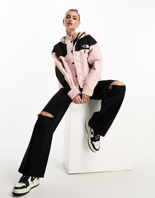 Chaqueta rosa impermeable con capucha Reign On exclusiva en ASOS de The North Face, 2 de 4