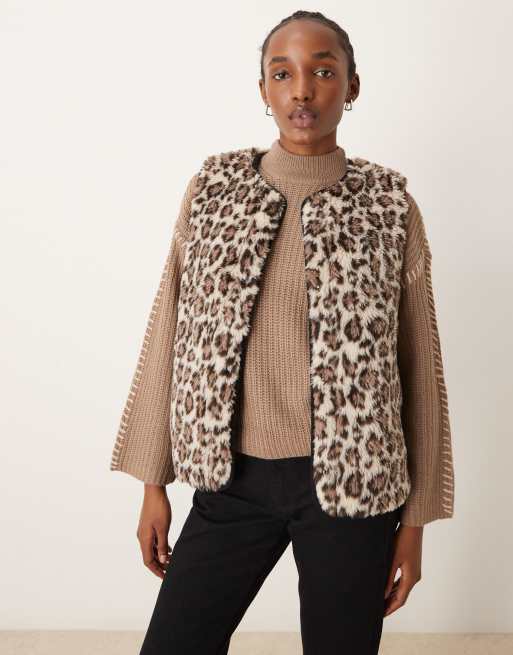 Chaqueta sin mangas con estampado animal de borreguito de New Look, 2 de 4