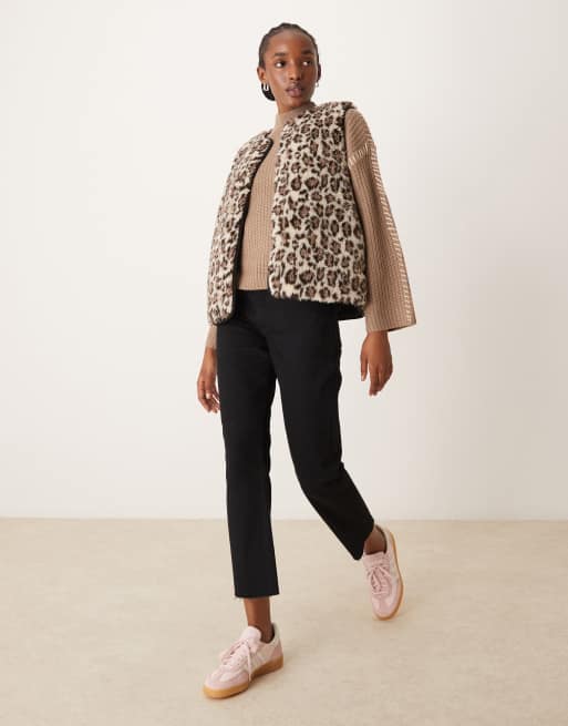 Chaqueta sin mangas con estampado animal de borreguito de New Look, 3 de 4