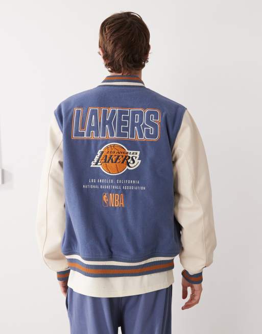 Chaqueta universitaria azul y blanca con logo de los LA Lakers de