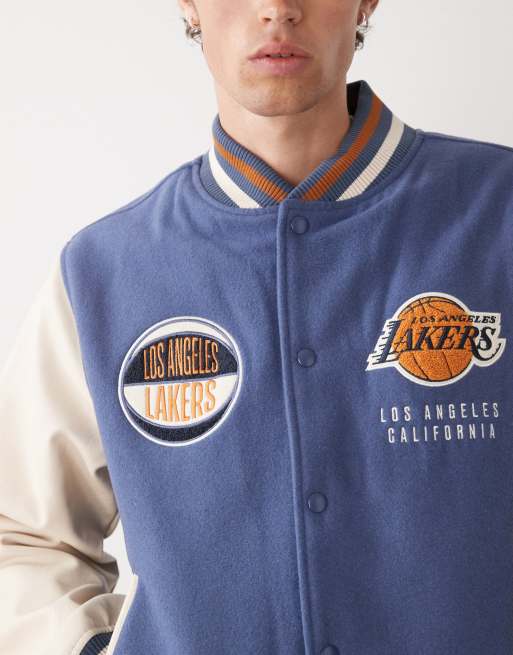 Chaqueta universitaria azul y blanca con logo de los LA Lakers de