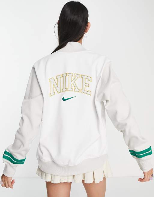 Chaqueta universitaria blanca y verde unisex con diseño retro de Nike, 2 de 4