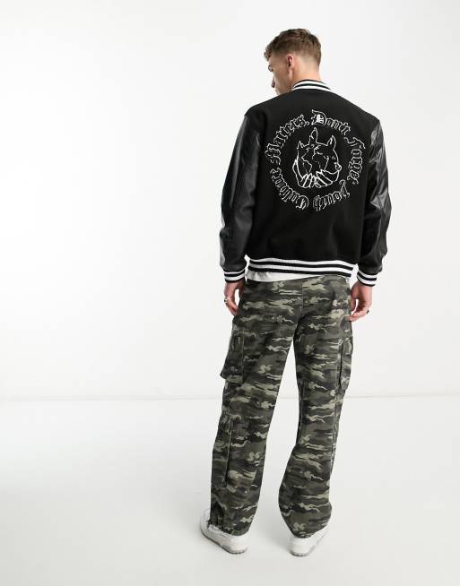 Chaqueta universitaria negra con estampado de tipografía gótica y mangas de tejido efecto cuero de Sixth June