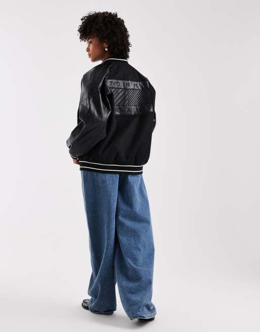 Chaqueta universitaria negra extragrande con logo de bandera de Tommy Jeans , 2 de 4
