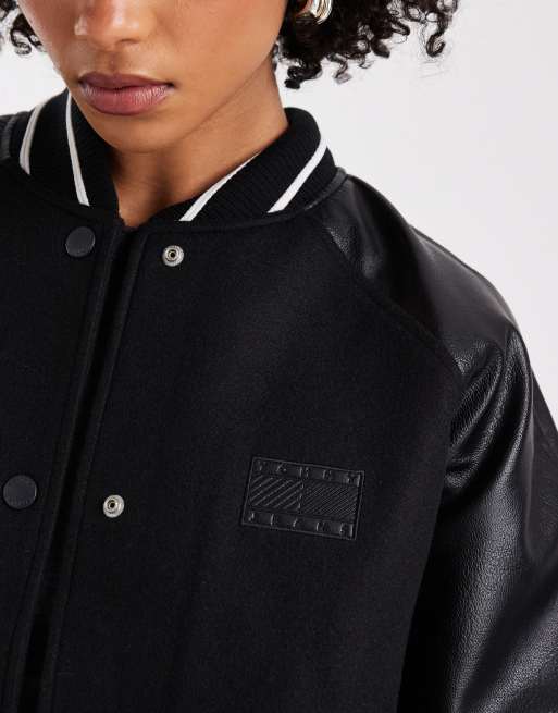 Chaqueta universitaria negra extragrande con logo de bandera de Tommy Jeans , 3 de 4