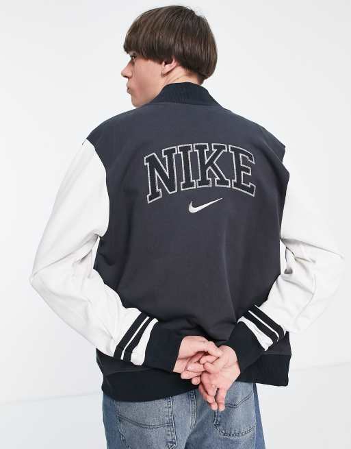 Chaqueta universitaria negra y unisex con estampado retro de Nike | ASOS