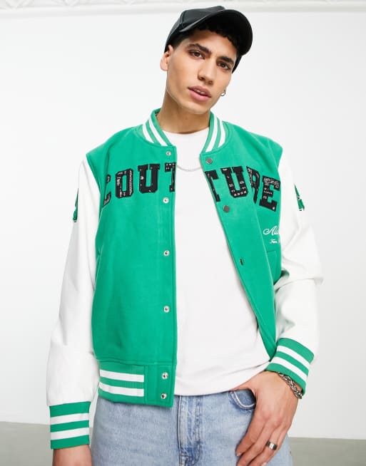 Chaqueta universitaria verde con parches y aplicación del logo de The Couture Club