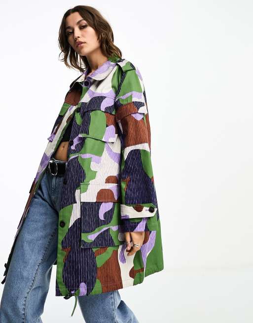 Chaqueta utilitaria larga lila con estampado de camuflaje de Something New X GORPECORE SQUAD