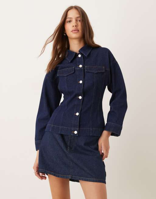 Chaqueta vaquera azul añil estilo camisa con cintura ceñida de ASOS DESIGN