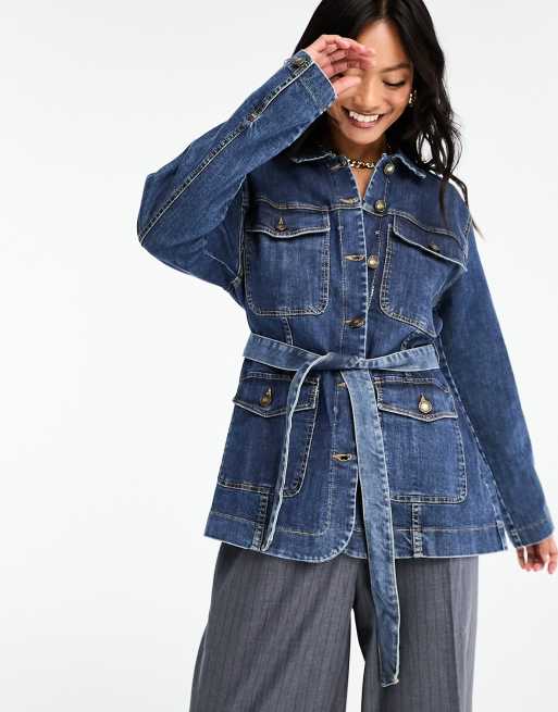 Chaqueta vaquera azul con cinturón de Scalpers