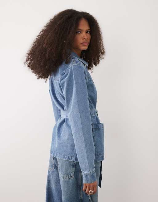 Chaqueta vaquera azul con lavado medio y cinturón anudado de Threadbare, 4 de 4