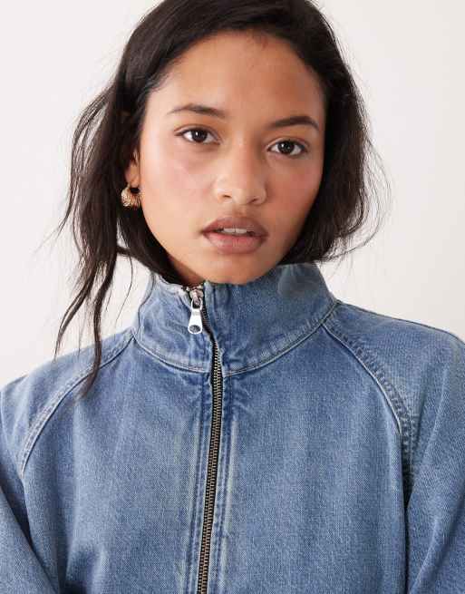 Chaqueta vaquera azul con lavado medio y detalles estilo bomber de ARKET , 2 de 4