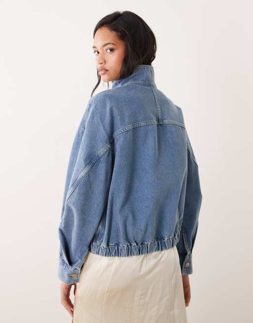 Chaqueta vaquera azul con lavado medio y detalles estilo bomber de ARKET , 3 de 4