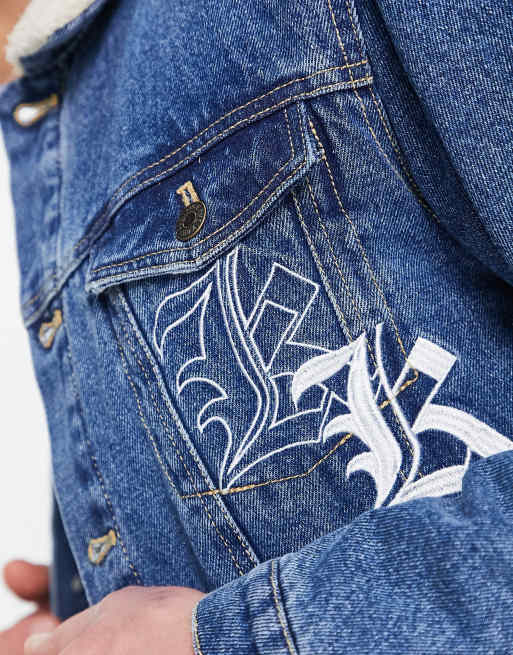 Chaqueta vaquera azul con tipografía Old English de Karl Kani, 2 de 4