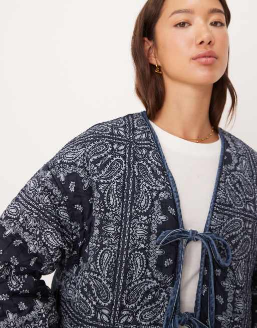 Chaqueta vaquera azul guateada con estampado de bandana y diseño reversible de ASOS DESIGN, 2 de 4