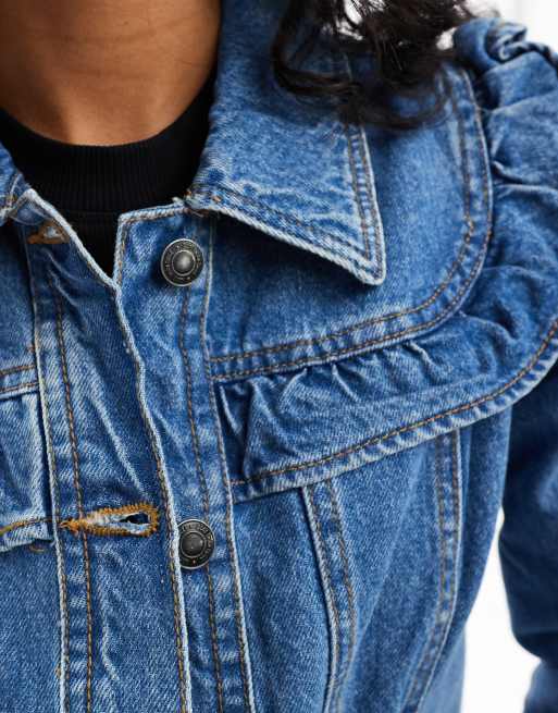 Chaqueta vaquera azul medio con detalle de volante Ciara de DTT, 2 de 4