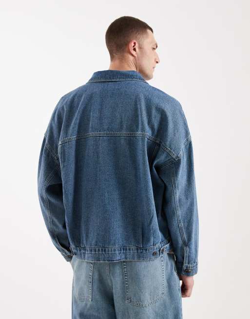 Chaqueta vaquera azul medio lavado estilo camionero extragrande de ASOS DESIGN, 3 de 5