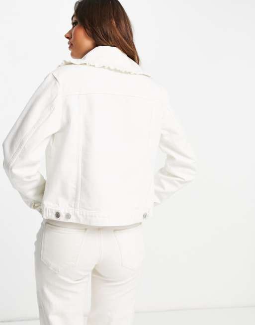 Chaqueta vaquera blanca con volantes en el cuello de Whistles, 3 de 4