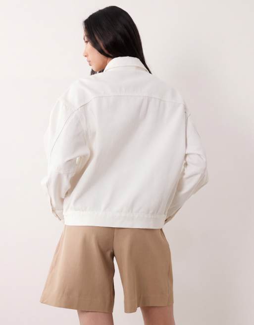 Chaqueta vaquera blanca suelta drapeada de Gina Tricot, 2 de 4