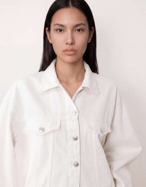 Chaqueta vaquera blanca suelta drapeada de Gina Tricot, 3 de 4