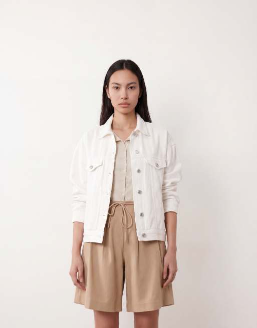 Chaqueta vaquera blanca suelta drapeada de Gina Tricot, 4 de 4