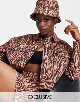 Chaqueta vaquera con estampado de tigre de Reclaimed Vintage Inspired (parte de un conjunto)