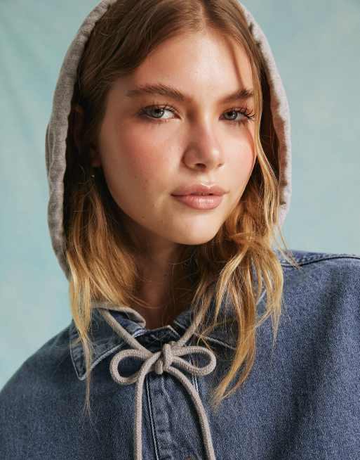 Chaqueta vaquera con lavado azul y capucha de Miss Selfridge, 4 de 5