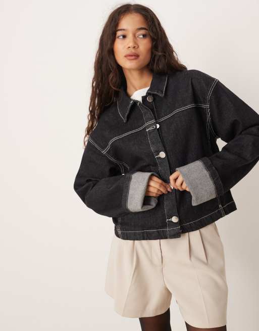 Chaqueta vaquera con lavado negro enjuagado y puños vueltos de Gina Tricot