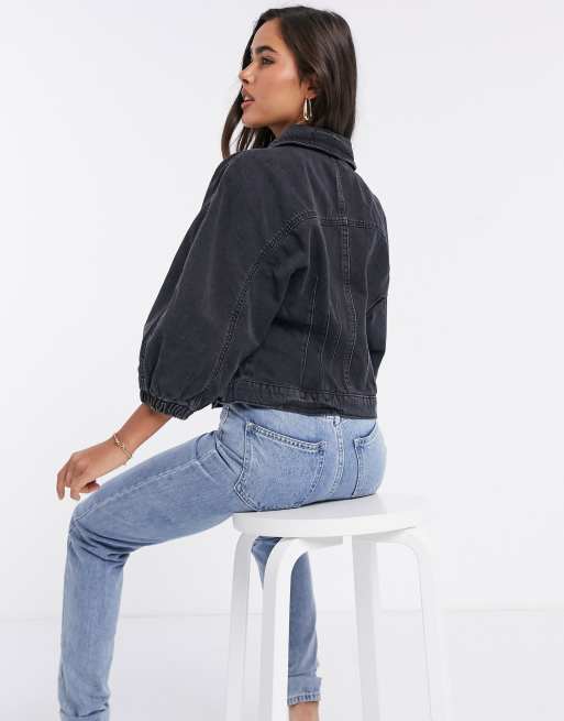 Chaqueta vaquera con manga abullonada y cintura ajustada en negro de River Island, 2 de 4