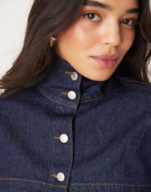 Chaqueta vaquera corta azul añil con cuello alzado de ASOS DESIGN, 2 de 4