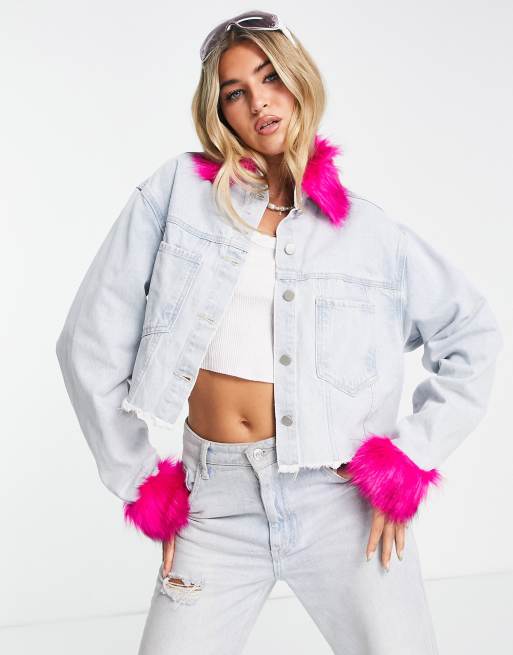 Chaqueta vaquera corta azul con lavado ácido y ribete de piel sintética de Vintage Supply