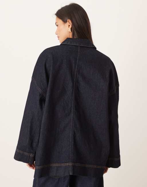 Chaqueta vaquera de camionero azul oscuro enjuagado de corte cuadrado extragrande de AWARE, 2 de 4