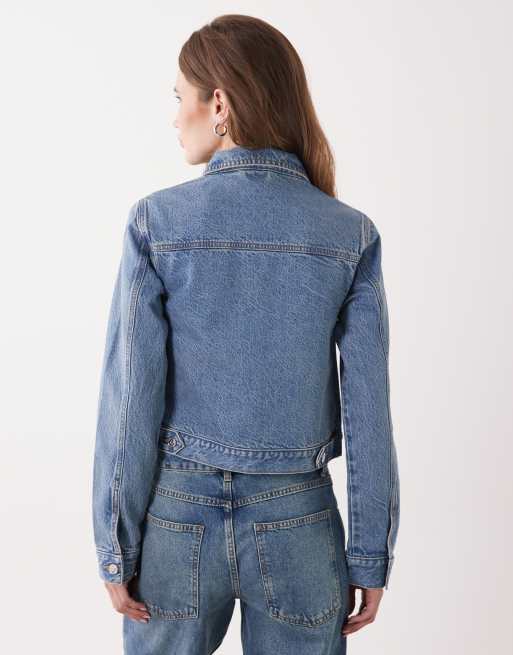 Chaqueta vaquera de corte girlfriend con lavado azul de Miss Selfridge, 2 de 4