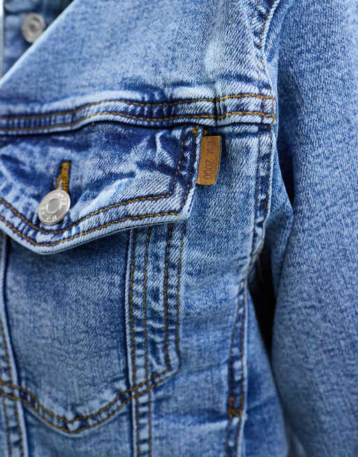 Chaqueta vaquera estilo wéstern con lavado azul medio de ASOS DESIGN, 2 de 4