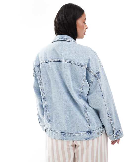 Chaqueta vaquera extragrande con lavado azul claro Tessa de Vero Moda Curve, 4 de 4