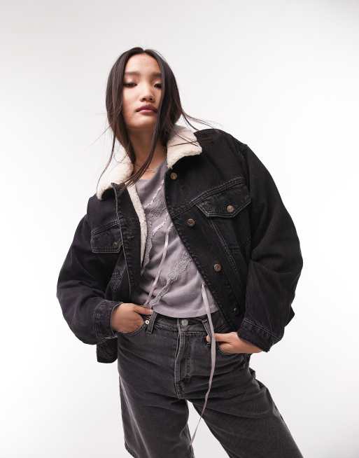 Chaqueta vaquera extragrande con lavado negro de borreguito de Topshop 